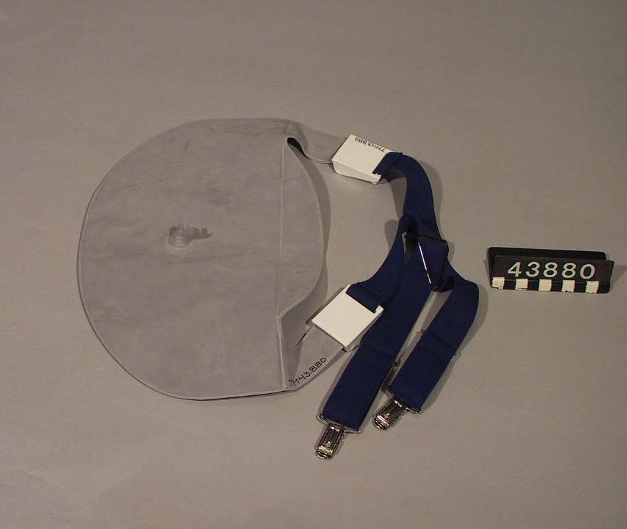 Nackkudde som är uppblåsbar och dessutom försedd med "hängslen" som man kan fästa vid byxorna. Kudden bidrar till att minska belastningen på nacke och skuldror när man under än längre tid arbetar med blicken riktad uppåt.