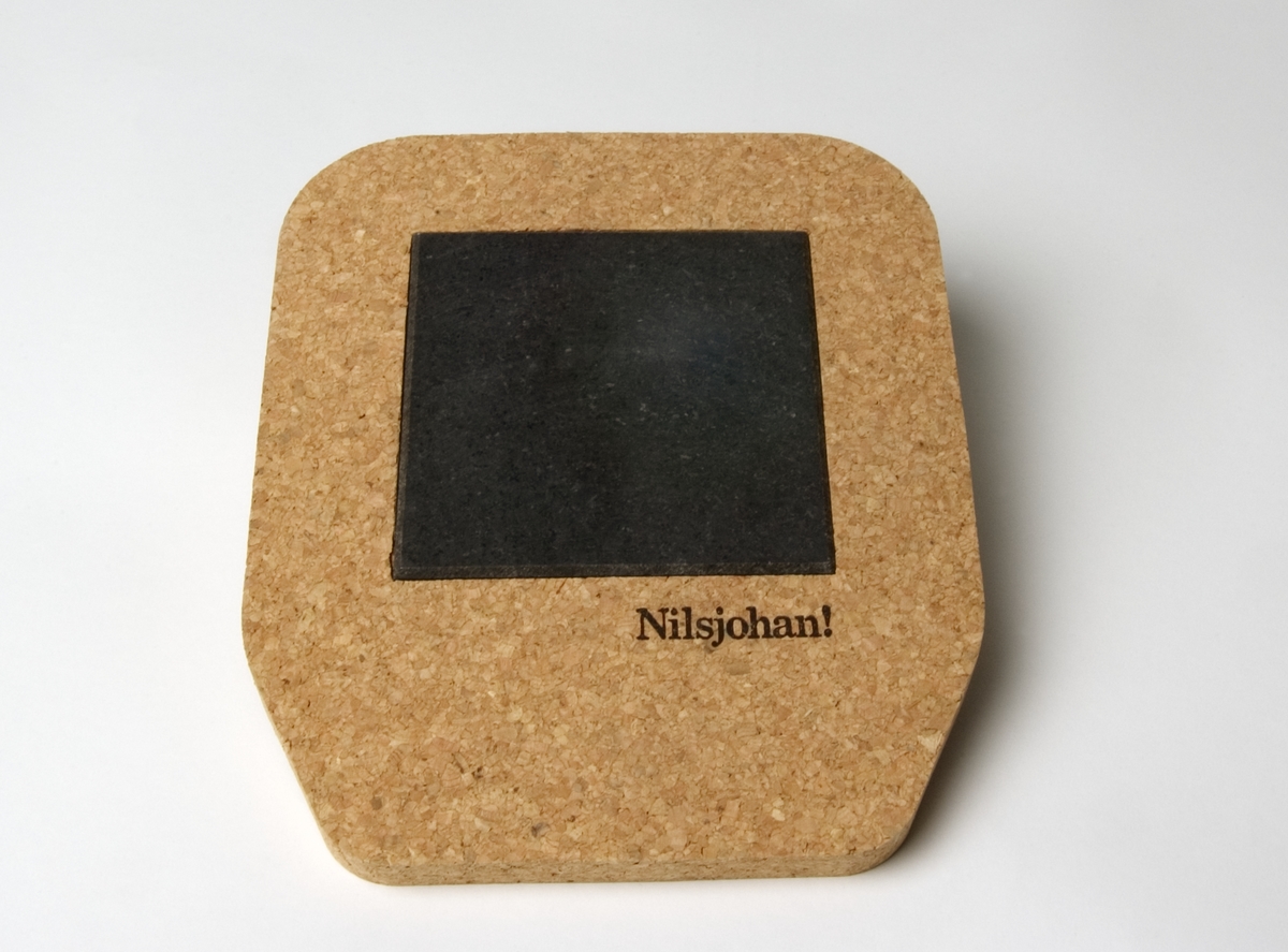 Värmeplattan är avsedd att hålla mat varm genom att den förvaras på plattan som värmts upp i mikrovågsugn. Plattan består av en stenplatta infattad i ett korkunderlägg.