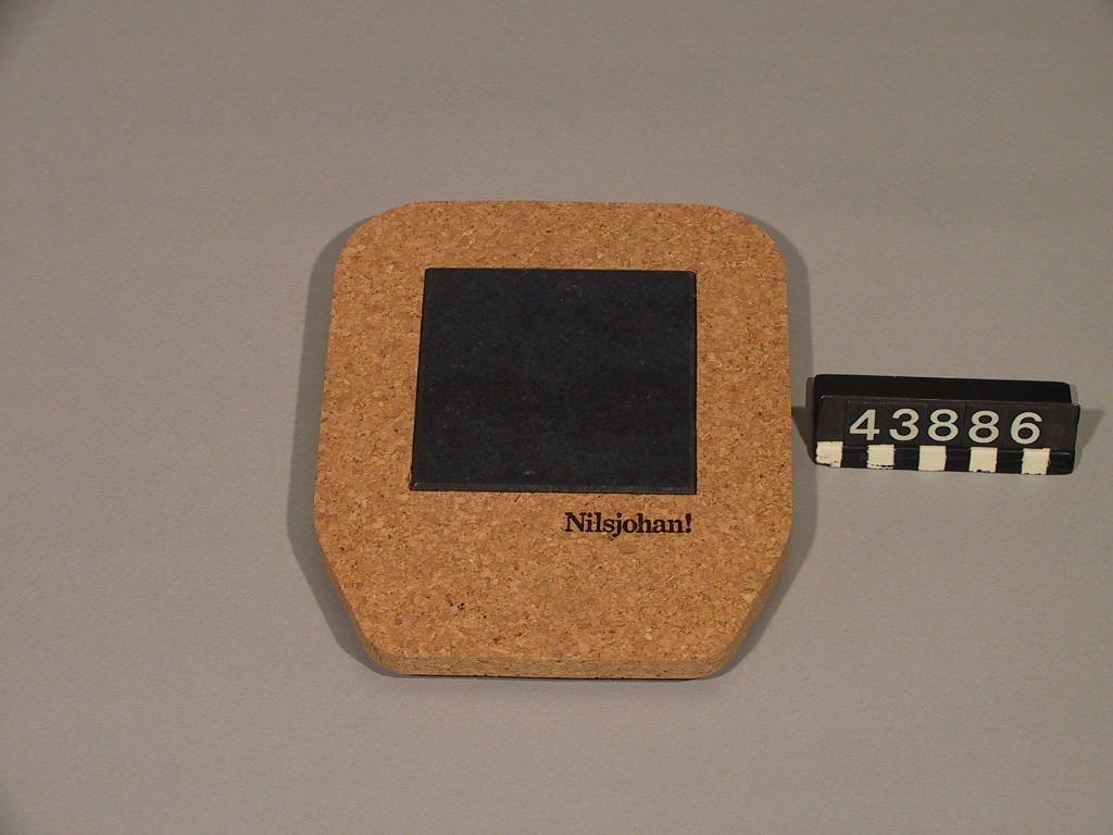 Värmeplattan är avsedd att hålla mat varm genom att den förvaras på plattan som värmts upp i mikrovågsugn. Plattan består av en stenplatta infattad i ett korkunderlägg.