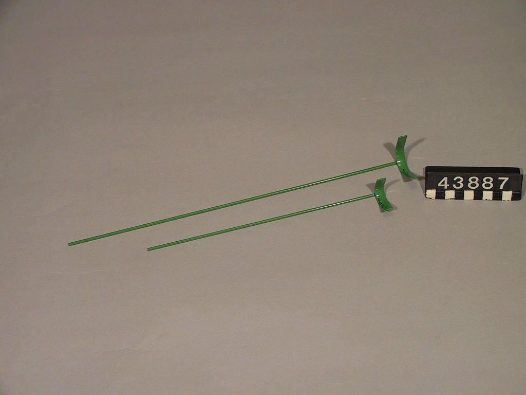 Blomstöd av metall, för höga blommor som behöver stöd, med flyttbara hakar som man fäster om blommans stjälk.