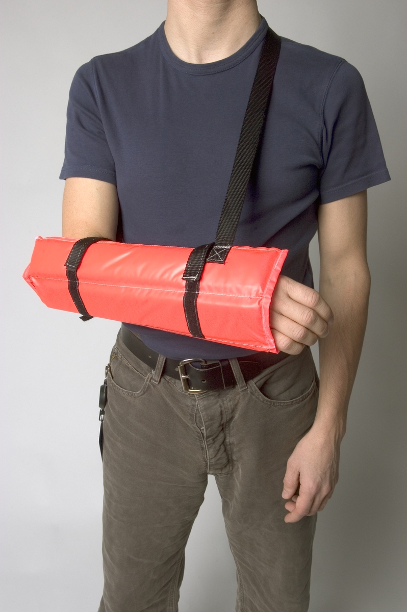 Fixeringsskena för underarmsskador. Skenan består av aluminiumskenor som är insydda i en mjuk plastväv. Till skenan finns ett band med vars hjälp man kan bruka den som en mitella. Utrustningen är lätt att använda och är så behändig att den kan finnas med i första hjälpen utrustning.