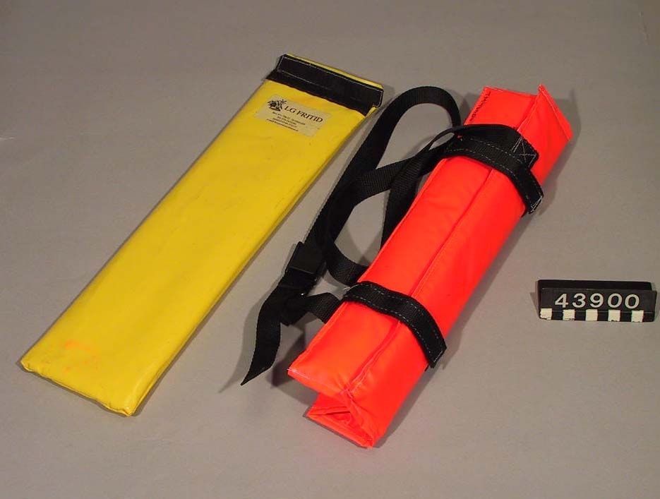 Fixeringsskena för underarmsskador. Skenan består av aluminiumskenor som är insydda i en mjuk plastväv. Till skenan finns ett band med vars hjälp man kan bruka den som en mitella. Utrustningen är lätt att använda och är så behändig att den kan finnas med i första hjälpen utrustning.