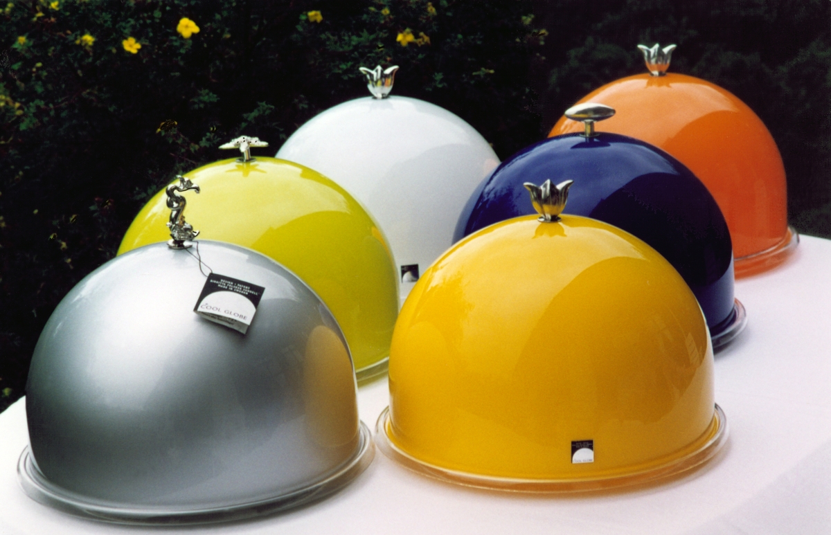 En sfärisk kupa med utbytbart ovalformat handtag av handgjutet tenn på toppen och hållare för utbytbart kylelement på insidan. Kylgloben står på en tillhörande bricka.  Kylgloben säljs året 2007 i färgerna silver, gul, lime, turkos, blå och maronröd. Kunden kan dessutom välja mellan sex olika handtag samt köpa tillbehör som till exempel en värmeplatta av täljsten och ett uppläggningsfat i två våningar.