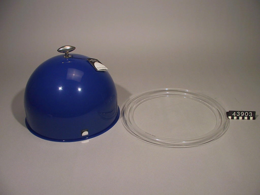 En sfärisk kupa med utbytbart ovalformat handtag av handgjutet tenn på toppen och hållare för utbytbart kylelement på insidan. Kylgloben står på en tillhörande bricka.  Kylgloben säljs året 2007 i färgerna silver, gul, lime, turkos, blå och maronröd. Kunden kan dessutom välja mellan sex olika handtag samt köpa tillbehör som till exempel en värmeplatta av täljsten och ett uppläggningsfat i två våningar.