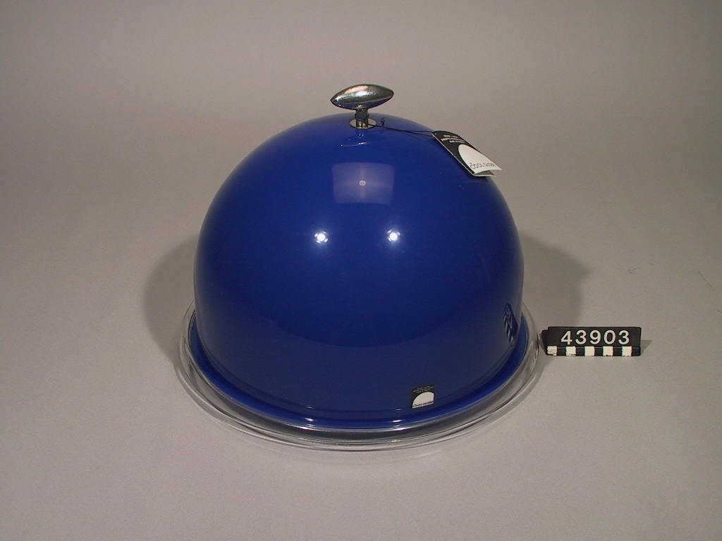 En sfärisk kupa med utbytbart ovalformat handtag av handgjutet tenn på toppen och hållare för utbytbart kylelement på insidan. Kylgloben står på en tillhörande bricka.  Kylgloben säljs året 2007 i färgerna silver, gul, lime, turkos, blå och maronröd. Kunden kan dessutom välja mellan sex olika handtag samt köpa tillbehör som till exempel en värmeplatta av täljsten och ett uppläggningsfat i två våningar.