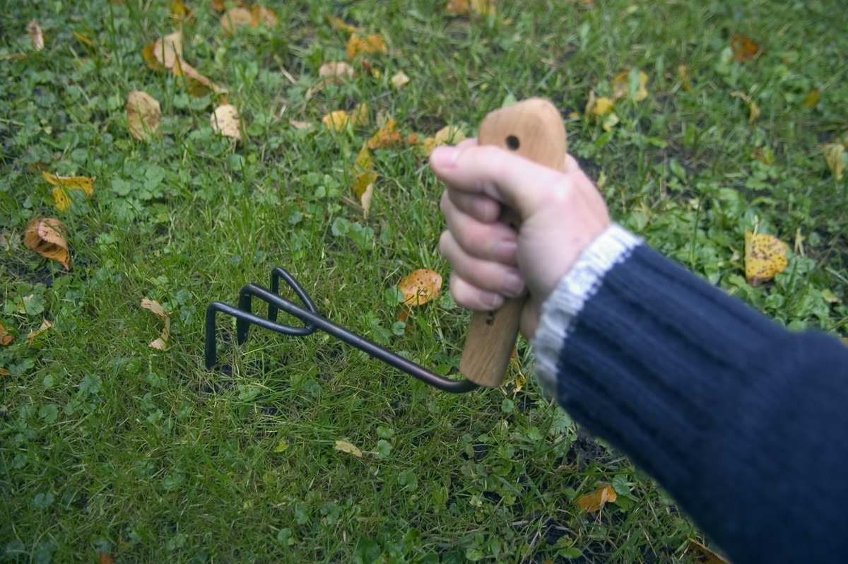 Krafsan Agda är en "klohacka" med vinklat skaft vilket gör att man kan arbeta med rak handled vilket är ergonomiskt fördelaktigt och ger bättre styrka. Med krafsan luckrar användaren upp jorden på ett effektivt sätt.
