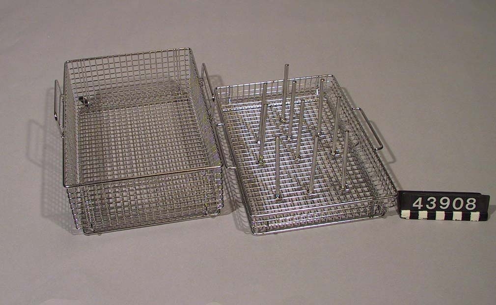 Diskkorg i rostfritt stål med en låg botten och tio flyttbara pinnar och ett högt lock. Diskkorgen är speciellt framtagen för att möjliggöra diskning av mindre rörformade detaljer i diskmaskin. I diskmaskiner är det svårt att få dessa delar att stå upp och bli genomspolade. I diskkorgen är de fixerade av pinnarna. Korgen är i första hand avsedd för vårdinrättningar.