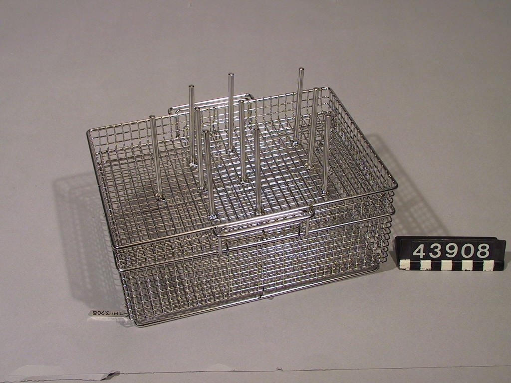Diskkorg i rostfritt stål med en låg botten och tio flyttbara pinnar och ett högt lock. Diskkorgen är speciellt framtagen för att möjliggöra diskning av mindre rörformade detaljer i diskmaskin. I diskmaskiner är det svårt att få dessa delar att stå upp och bli genomspolade. I diskkorgen är de fixerade av pinnarna. Korgen är i första hand avsedd för vårdinrättningar.