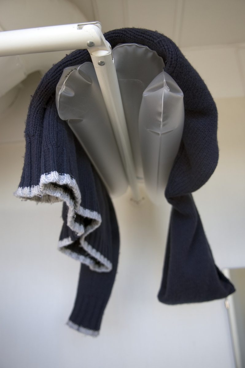 En uppblåsbar kudde som läggs över tvättlina/linor för att förhindra veck efter linan på till exempel tjocka tröjor eller klädnypemärken på tunna plagg. 65 mm lång. Den kan också användas i bilen och i badkaret.