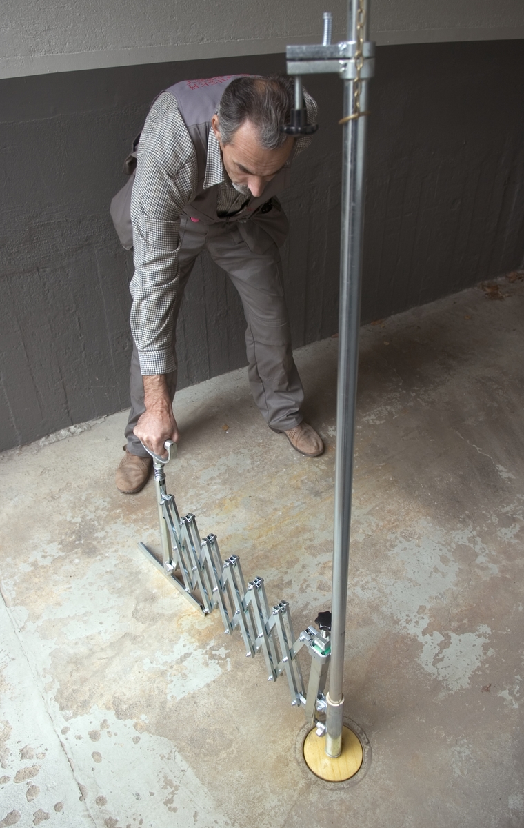 Avjämnare för våtgolv. Redskapet är avsett förenkla sättet att garantera rätt lutning vid gjutning av golv i våtutrymmen. Ett teleskoprör monteras, i lod, mellan golvbrunnen och taket. På detta rör monteras en saxkonstruktion med en viss mindre lutning relativt teleskopröret. Längst ut på saxkonstruktionen monteras en avdragare som är avsedd att jämna till den ohärdade betongytan. Saxkonstruktionen, och därmed avdragaren, kan fås att rotera runt teleskopröret med hjälp av en förlängningsarm. Avdragaren kan med hjälp av saxkonstruktionen, förflyttas upp till knappt två meter från golvbrunnen.