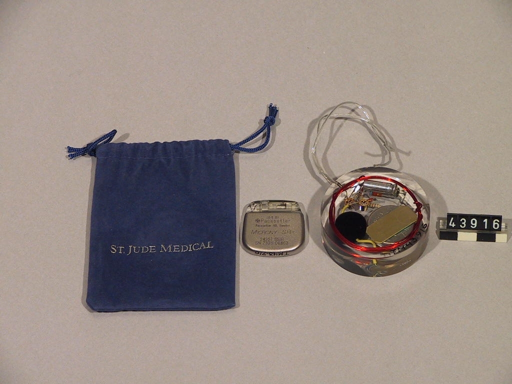 Ett dataprogram för att styra en "Defibrillator". Fungerar genom signalbehandling av hjärtsignaler för detektion och klassificering av olika typer av hjärtrusning. En liten pacemaker, Microny SR+, samt den första modellen av pacemaker för inoperation, kallad "pucken" symboliserar signalbehandling av hjärtats signaler. Enheten opereras in i kroppen och elektroder mäter hjärtats aktivitet för att vid hjärtrusning -arytmi- kunna ge elektriska impulser som avbryter tillståndet. Programmering av enheten sker via en givare som placeras utanför kroppen och kommunicerar trådlöst. Den här uppfinningen skiljer från tidigare, genom att programmet kan skilja på farliga och ofarliga hjärtrusningar.  Uppfinningen betyder att den sjuka slipper en chock från defibrillatorn när hjärtrusningen är ofarlig vilket är fallet med vanliga pacemakers. Karins uppfinning ger patienten en mycket bättre behandling och bättre livskvalitet.