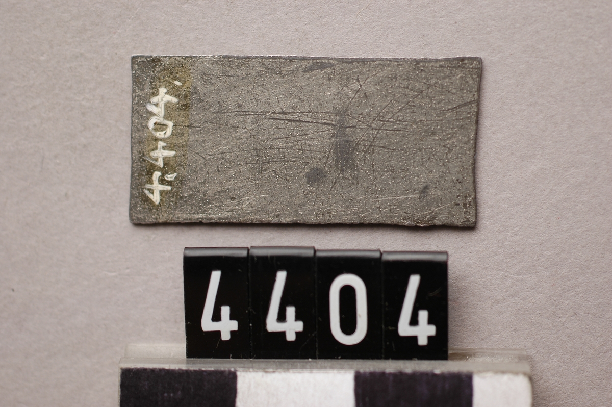 Drickspollett av förtennt järnbleck. märkt: 1 K