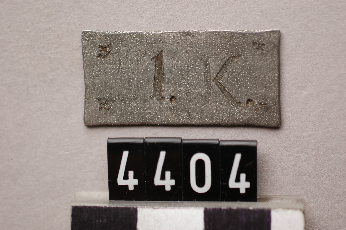 Drickspollett av förtennt järnbleck. märkt: 1 K