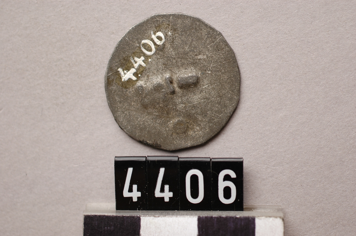 Av förtennt järnplåt. märkt: 1/2