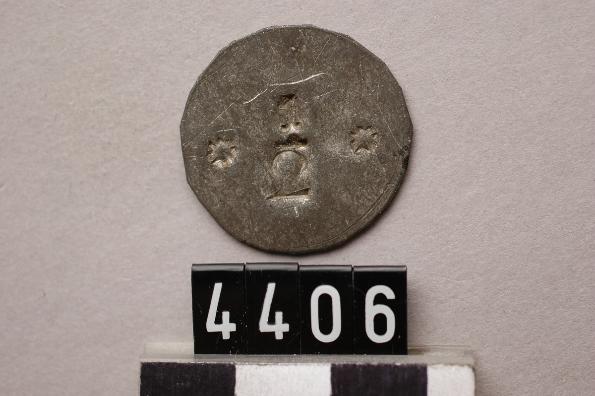 Av förtennt järnplåt. märkt: 1/2