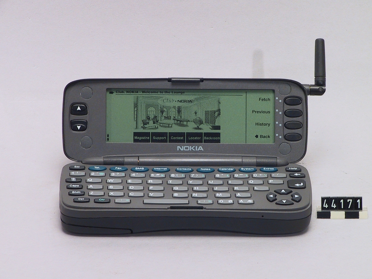 Dummy av mobiltelefon Nokia Communicator 9000 avsedd som skyltexemplar. Mobiltelefon/handdator för GSM 900. Display 640 x 200 pixlar resp 4 x 10 tecken. 8 MB minne fördelat på 4 MB operativsystem, 2 MB applikation samt 2 MB datalagring. Bygger på INTEL 386-processor, operativsystem GEOSTM 3.0. Infraröd port. 35 timmars standbytid och 3 timmars taltid.