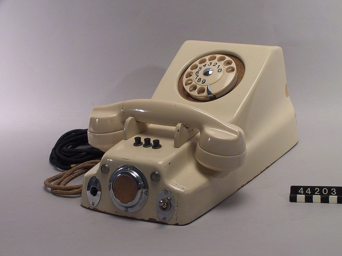 Prototyp till högtalartelefon. Anslutning för 220 V och provpropp (teleplugg).