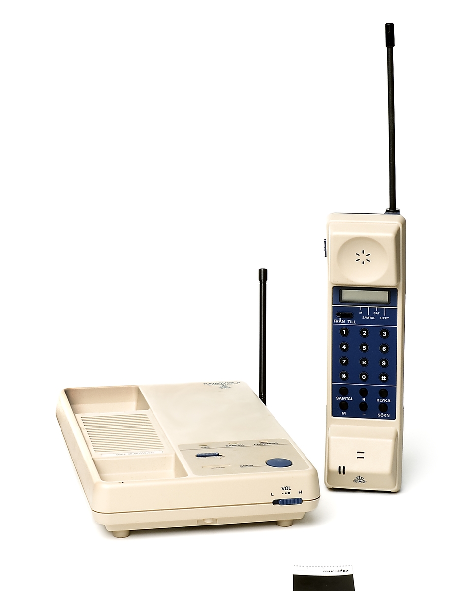 Sladdlös telefon, handtelefon och basstation, märkta med Televerkets symbol.