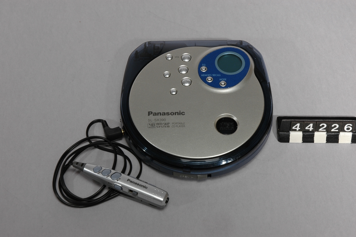 Bärbar CD-spelare med 780 nm laser, 20-20000 Hz ljudåtergivning, 48 sek skakminne och upp till 40 timmars speltid per två alkaliska LR06-batterier.
Tillbehör: Batterielliminator, sladd med fjärrkontroll och hörlursuttag.