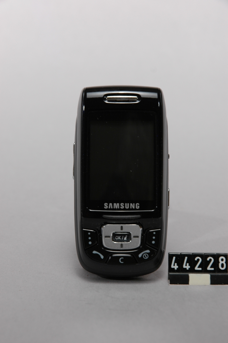 GSM triband kameramobil i skjutbart utförande med1.3 megapixlar, fotolampa, 260 k färger TFT display med 176 x 220 pixlar. Videoinspelning och videomeddelande, 64 polyfoniska signaler och MP3. Högtalarfunktion, MP3-spelare och extra anslutningsbar högtalare. Operatörslåst till Telia. I originalförpackning.
Tillbehör: Laddare, handsfree och extern högtalare.