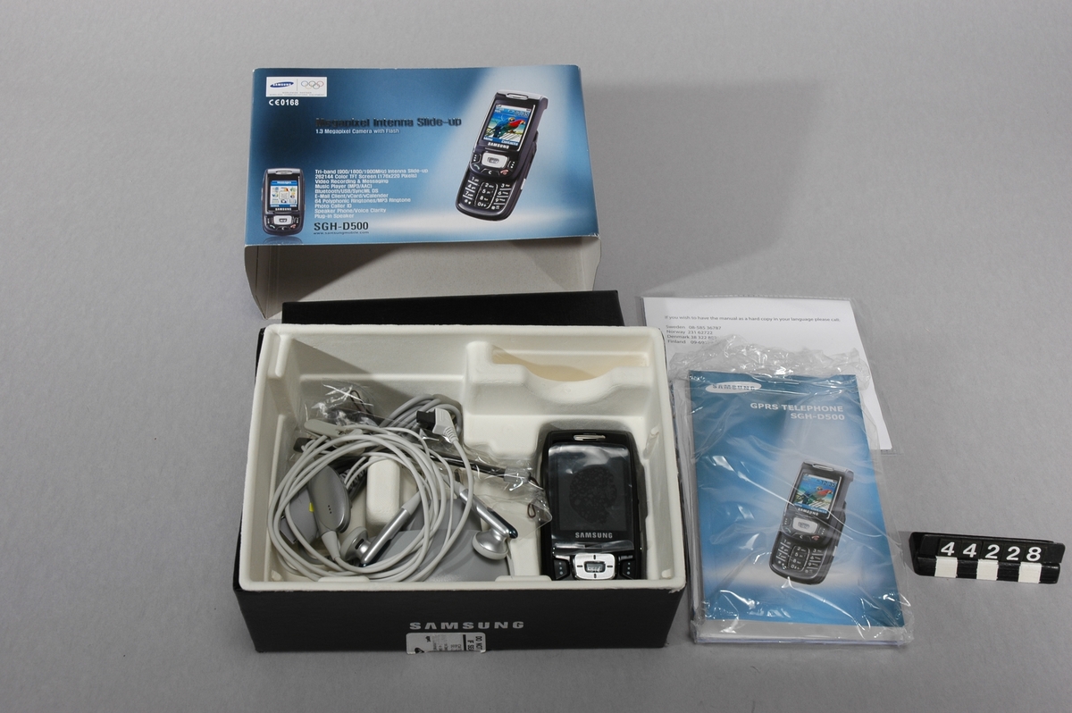 GSM triband kameramobil i skjutbart utförande med1.3 megapixlar, fotolampa, 260 k färger TFT display med 176 x 220 pixlar. Videoinspelning och videomeddelande, 64 polyfoniska signaler och MP3. Högtalarfunktion, MP3-spelare och extra anslutningsbar högtalare. Operatörslåst till Telia. I originalförpackning.
Tillbehör: Laddare, handsfree och extern högtalare.