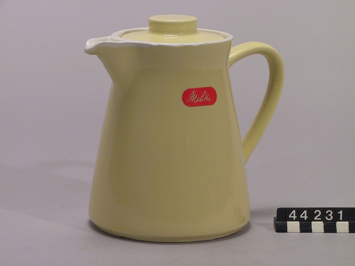 Gul porslinskanna av märke Melitta, för användning tillsammans med Melittas bryggtratt av porslin.