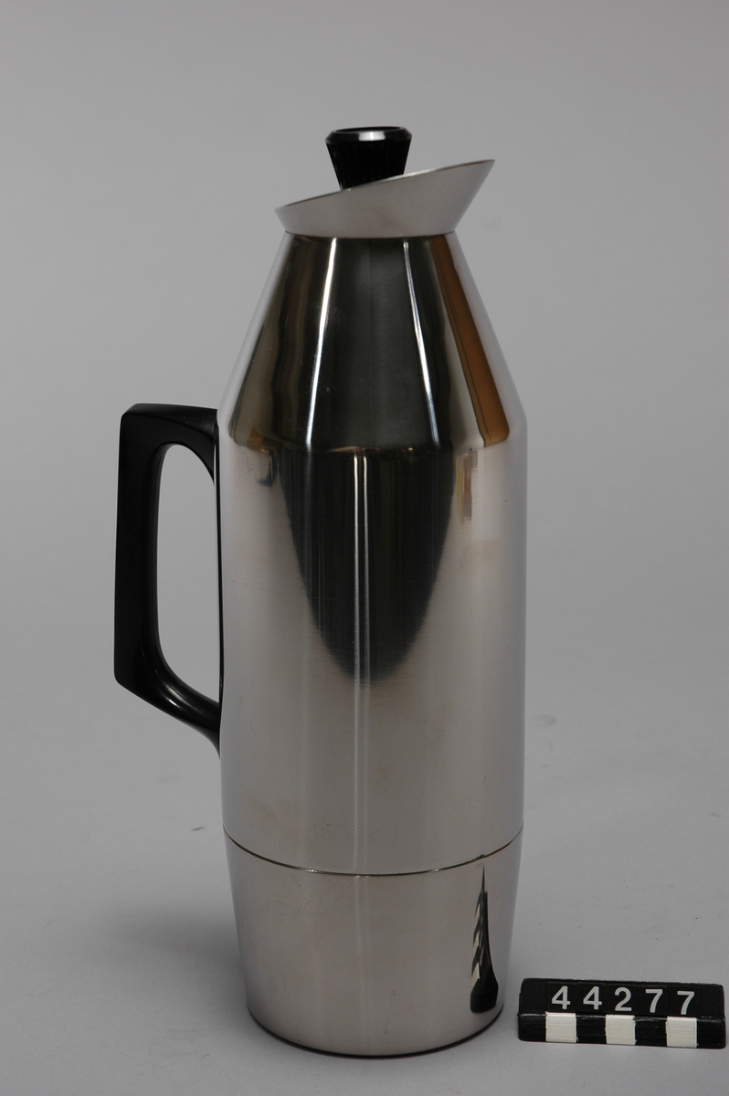 Termoskanna av rostfritt stål och glas, med kork och handtag av bakelit. Inristat på kannan "Design Sigvard Bernadotte"