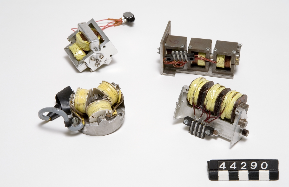 Delar från utvecklingsarbetet till remsstansenheten Facit 4071.  Tidig prototyp uppbyggd på stomme av aluminium. Solenoiderna sitter på en platta med av stål. Under denna sitter ett experimentkretskort. Till detta är en kontakt ansluten som via kablage står i förbindelse med en anslutningskontakt för chassiemontage. Stegmotorn saknas men kapstanrullen finns. En rotor, en vridplatta, en stansnål och två hvarmar saknas. Prototypen skiljer sig främst från produktionsmodellen genom att solenoiderna är större och att hävstängerna står i axiell förbindelse med stansnålarna.  Diverse prototyper till stegmotorer och solenoider.