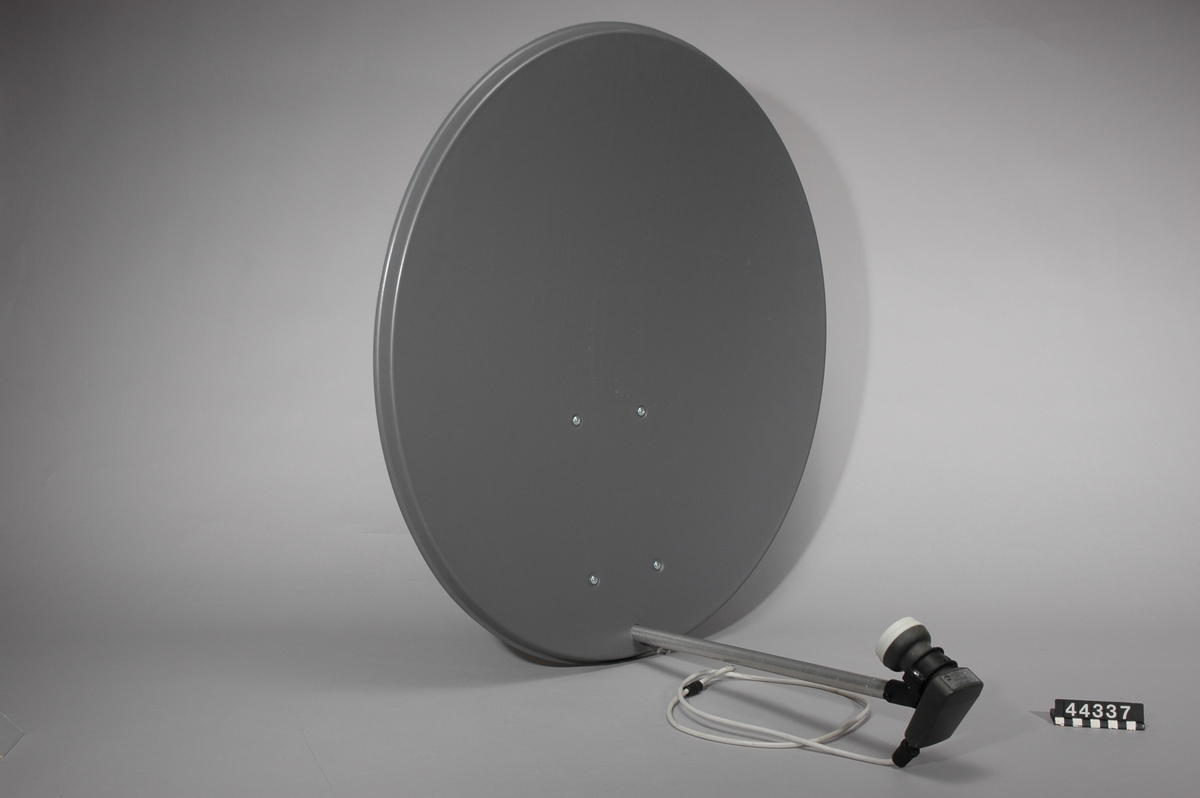 Parabolantenn med motor och mikrovågshuvud.  Mikrovågshuvudet har känsligheten 10,7-12,75 GHz och 0,6 dB.
