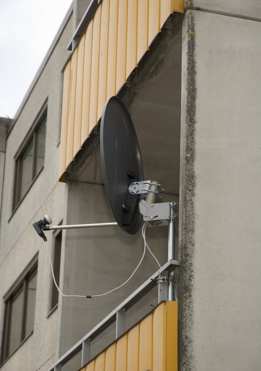 Parabolantenn med motor och mikrovågshuvud.  Mikrovågshuvudet har känsligheten 10,7-12,75 GHz och 0,6 dB.