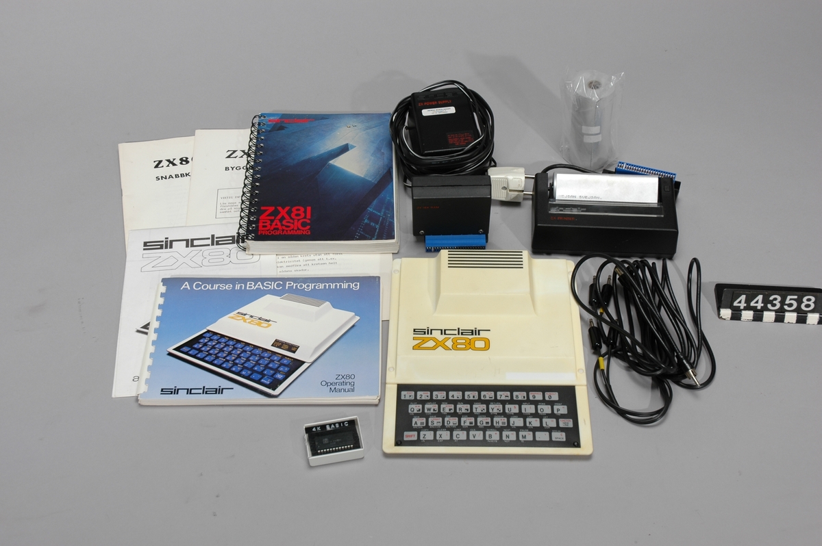 Hemdator i vit plast. Texten "sinclair ZX80" tryckt på ovansidan. Membrantangentbord med snabbkommandon. Upphöjning i ovandelen som rymmer en kylfläns till strömförsörjningen och den avskärmade RF-enheten. Expansionsport, RF-utgång samt tre 3,5 mm phono-kontakter för strömmatning och anslutning till bandspelare (MIC och EAR). Processorn var NEC µPD780C-1 som var en kopia av Zilog Z80. Klockfrekvensen var 3,25 MHz. 4 kB ROM-minne och 1 kB RAM-minne.  Datorn har uppgraderats med en modernare BASIC-tolk av ZX81-typ. Därför har även tangentbordet bytts ut till ett ZX81-tangentbord.
Tillbehör: Minnesexpansion, Sinclair ZX 16K RAM Skrivare, Sinclair ZX Printer Två rullar skrivarpapper (termo). Ett monterat i skrivaren. Nätdel till skrivaren - ej ursprunglig, för engelska marknaden (stickpropp utbytt). Antennsladd och sladd för anslutning till bandspelare, dubbel med 3,5 mm phono-kontakter i vardera änden. 4 KB BASIC-tolk i plastask, ursprungligt innan uppgradering. Originalkartonger medföljer.