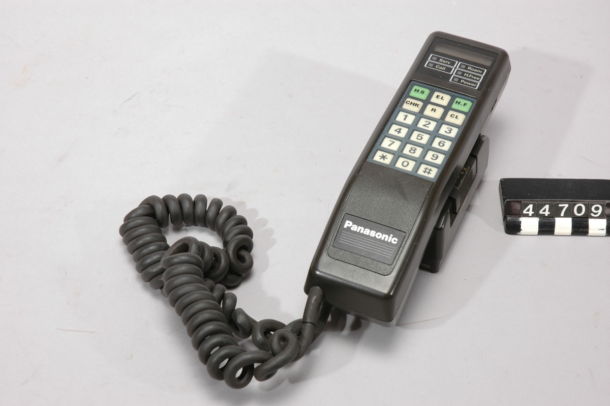 NMT 450 biltelefon i väska. Mobiltelefon med separat mottagardel och monteringsenhet. Mottagaren: model EF 3380 XQ, serienr XB 26397, mått: L-153mm,B-250mm,H-72mm,vikt-2,95kg,brun. Monteringsenheten: model EZ-450, serienr AX-29931, mått: L-170mm,B-260mm,H-65mm,vikt-1,8kg,svart. Telefonlur: model EFM 1135,serienr 1024,mått: L-205mm,B-53mm,H50mm, Telefonlurshållare: model EFJ 1064,serienr 1224, mått: L-103mm,B-63mm,H-48mm,vikt lur och hållare tillsammans-0,55kg.