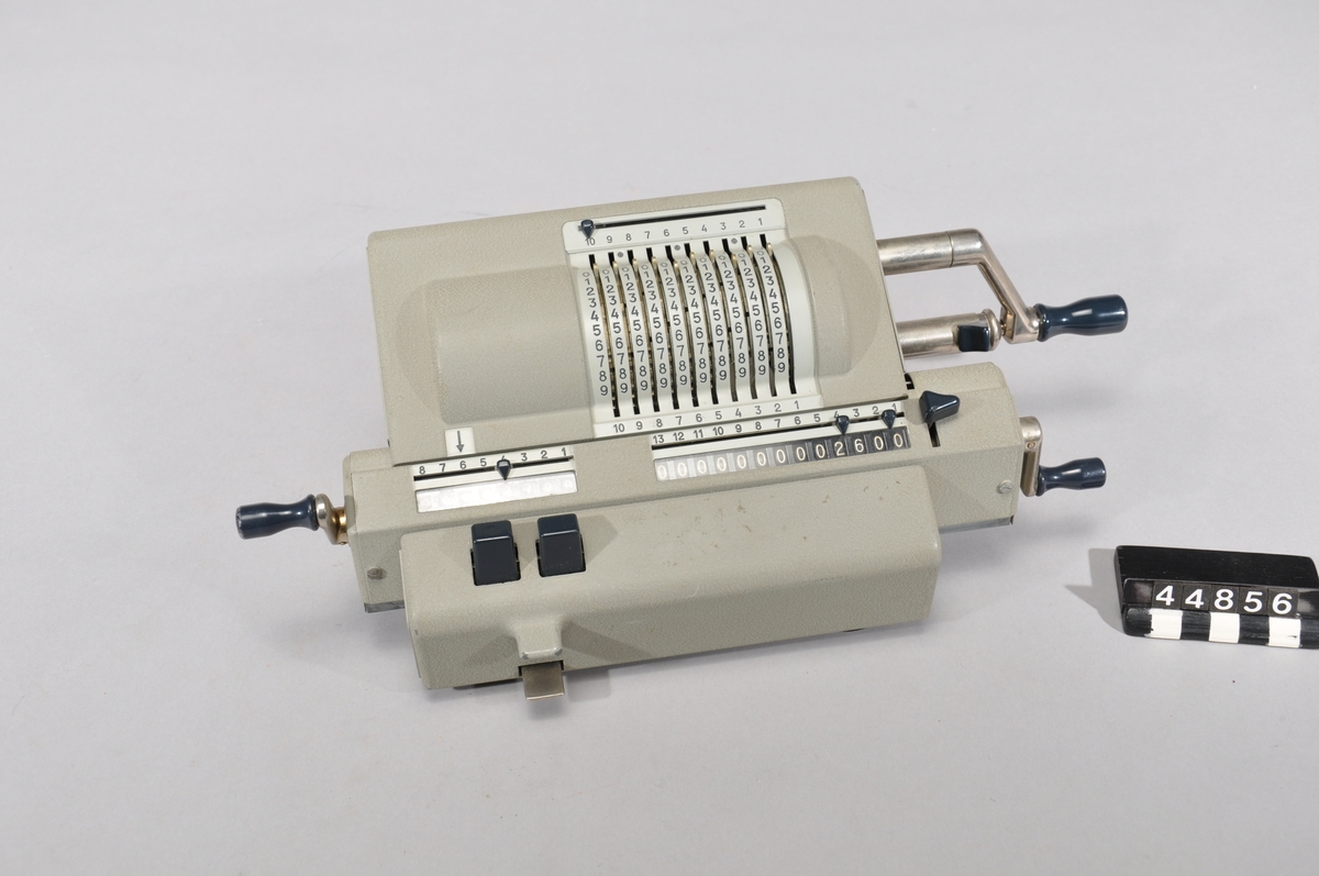 Mekanisk räknemaskin. Tillverkare: Odhner Modellserie: 200 Tillverkningsperiod: 1955 - ca 1974 Serienummer: 227-826861 Färg: Mellangrått frostlack.