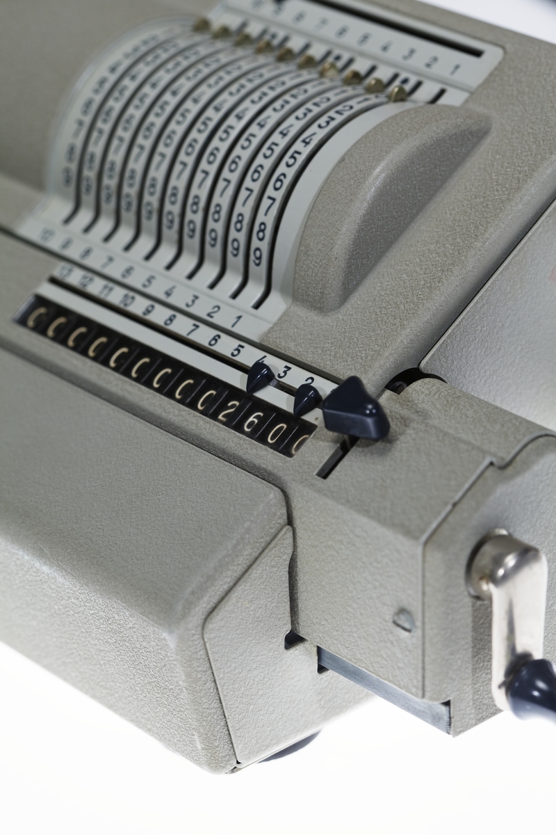 Mekanisk räknemaskin. Tillverkare: Odhner Modellserie: 200 Tillverkningsperiod: 1955 - ca 1974 Serienummer: 227-826861 Färg: Mellangrått frostlack.