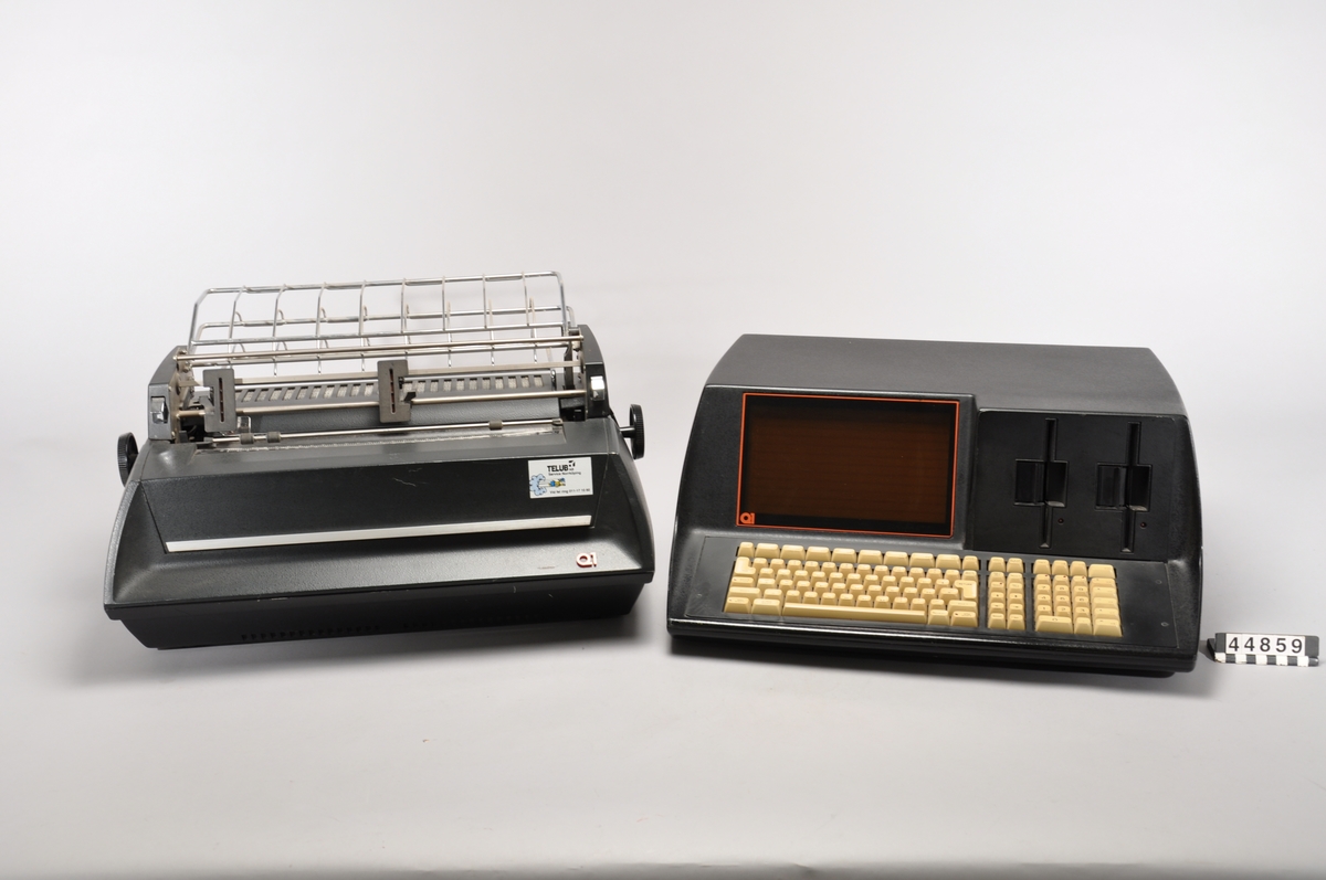 Bordsdator med tangentbord, plasmaskärm och dubbla diskettenheter för 5,25 tums disketter. I datorn sitter en Z80-processor. Detta är Q1 modell Microlite Tillbehör skrivare Q1 microlite - model 01/LITE PRINTER, ser.nr: -007-02008.
Tillbehör: Skrivare Q1 Microlite.