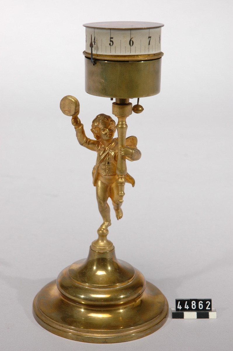 Pendelur i mässing troligen tillverkad i Tyskland under sent 1800 tal.