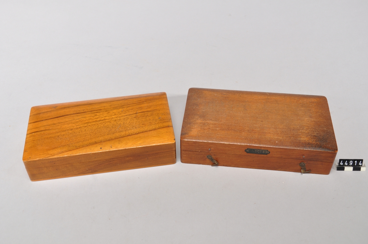 Två st trälådor av mahongny med rubiner vilka används som lager i fickur. Rubinerna ligger i glasrör.