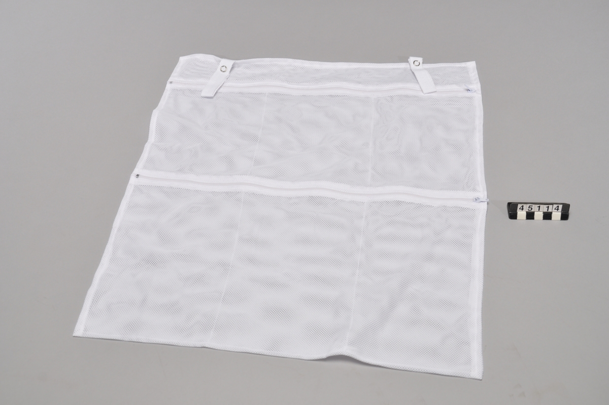 Tvättpåse "Pocket Wash" i nät med sex fack och två dragkedjor. Tvättpåsen fungerar på så sätt att man genom att para i hop strumporna redan innan man tvättar slipper borttappade strumpor. För användning i både tvättmaskin och torktumlare. Storlek 45x60 cm. Obegagnad i förpackning.  Tvättpåsen är mönsterskyddad och har varumärkesskyddsnummer: 385820