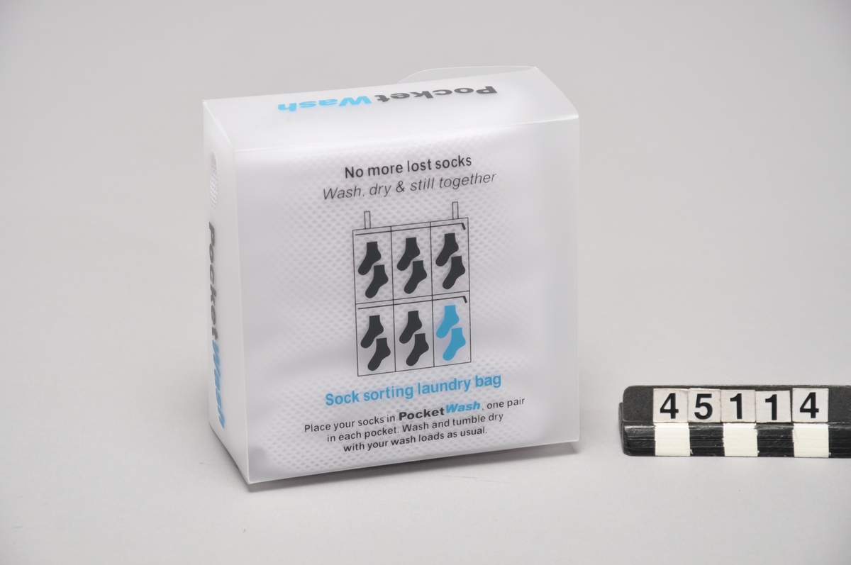Tvättpåse "Pocket Wash" i nät med sex fack och två dragkedjor. Tvättpåsen fungerar på så sätt att man genom att para i hop strumporna redan innan man tvättar slipper borttappade strumpor. För användning i både tvättmaskin och torktumlare. Storlek 45x60 cm. Obegagnad i förpackning.  Tvättpåsen är mönsterskyddad och har varumärkesskyddsnummer: 385820