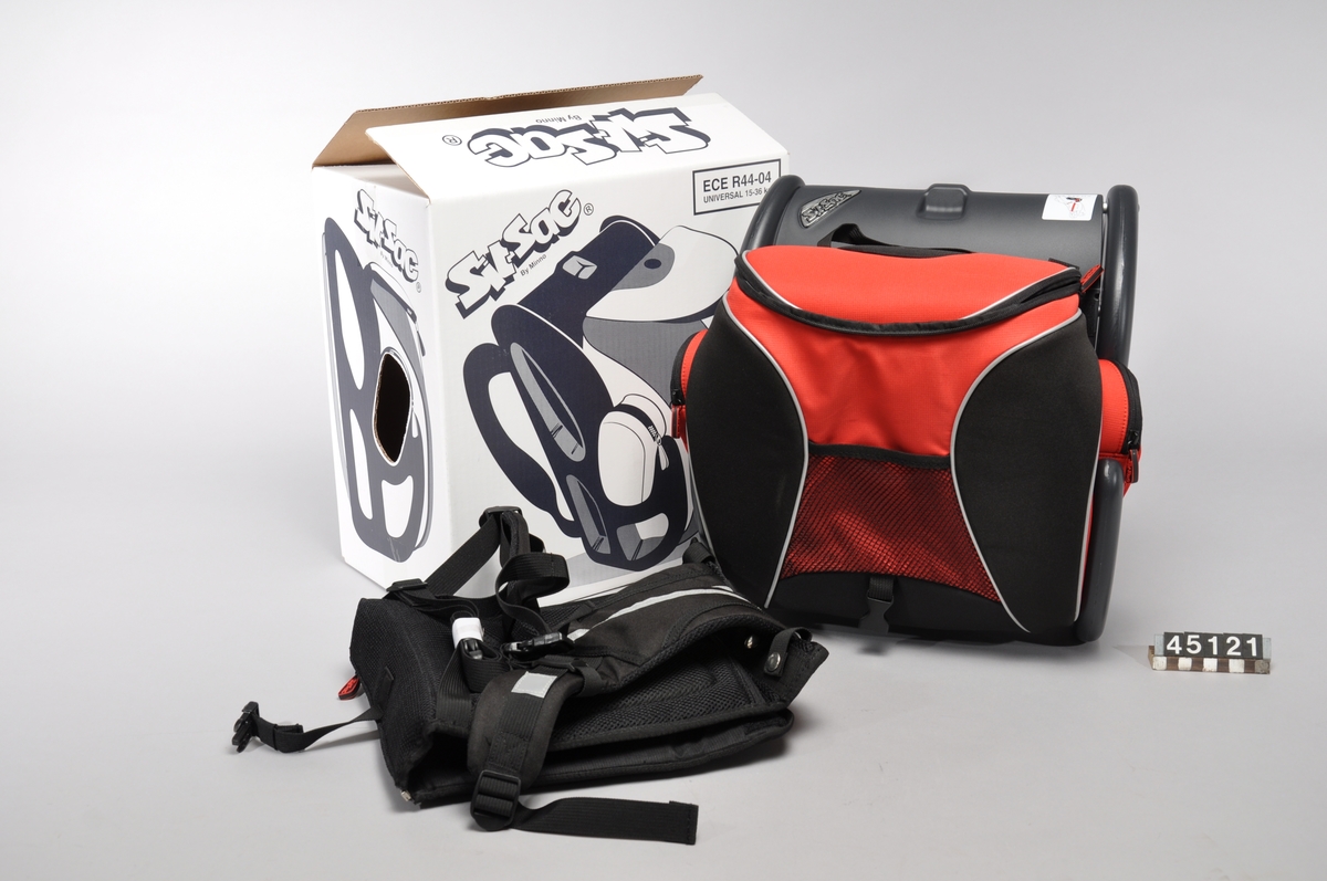 Ryggsäck med bilbälteskudde, säkerhetsprodukt för barn mellan 4 och 12 år. Flera moduler kombineras ihop som ett pussel för att optimera funktionerna. Man lyfter av väskan från ryggsäcken, placerar den bälteskudde, som då uppenbaras, på bilens säte och använder bilens vanliga säkerhetsbälte för att spänna fast barnet.  Bälteskudden kan också användas i bussen eller på bio för att se Det skyddade facket under sitsen rymmer A4 ark och passar bra för skolmaterial, böcker etc.SitSac har reflexer som syns från alla sidor. Den har justerbara remmar.  SitSac väger 1, 8 kg och rymmer 14 liter. Måttet 23x40x38 cm för att fungera som handbagage.  SitSac har krocktestats och är godkänd av svenska Vägverket enligt den internationella standarden ECE 44 Rev.04, för barn mellan 15 och 36 kg. Produktens säkerhetsdelar tillverkas i Sverige.  SitSac är patenterad SE0400995, EP1740410 (A1), US 2008135593 (A1) och har EU-registrerat designskydd samt varumärkesskydd.  I originalförpackning