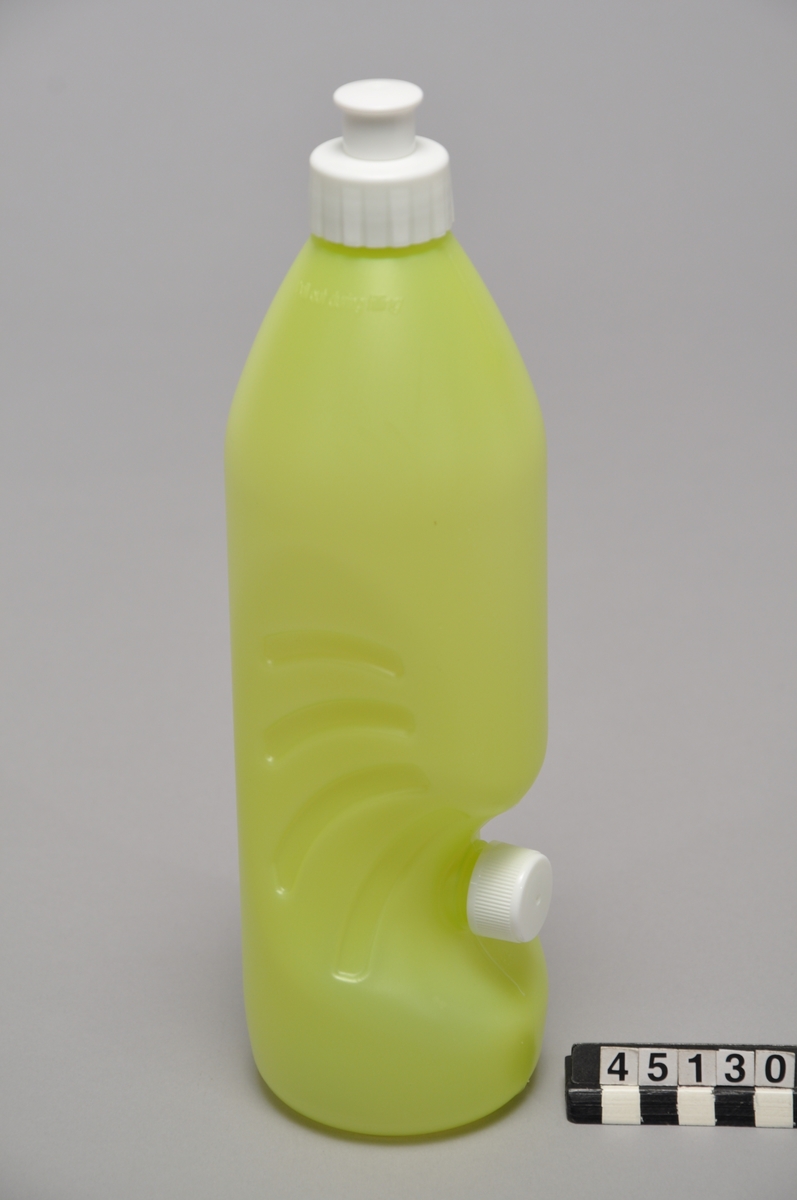 Binibottle, sportflaska i plast. Push-pull kapsylen öppnas och därefter vinklas flaskan och fylls i ett hål med skruvkork på sidan tills flaskan är full. Därefter skruvas korken på det lilla hålet och push-pullkapsylen försluts.  Mönsterskydd Community Design no 000660477 Varumärkesnr 383756