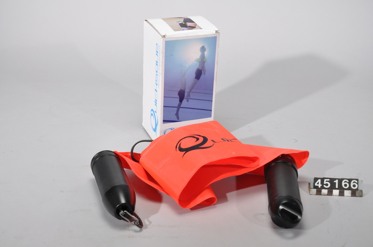 Livbojen Qsave Pro har två handtag med en uppblåsbar enhet som kopplas runt en nödställds kropp, under eller ovan vattenytan. En kolsyrepatron piercas och luftfyller den uppblåsbara enheten. Kroppen lyfts av egen kraft från botten av en sjö/bassäng upp till ytan, där den ger livbojs funktion hela vägen.  Konstruktionen är gjord av Stefan Andersson vid Höga Kustens Teknikresurs. Formgivningen är av Åsa Magnusson. Wetterskogs/Källvikens Maskinteknik/Sacci i Falun är tillverkare. Quicksave saluförs av Dala Tekniska AB. Varumärkesskyddsnummer: P9335SE00, P9494SE01 samt 009680224.