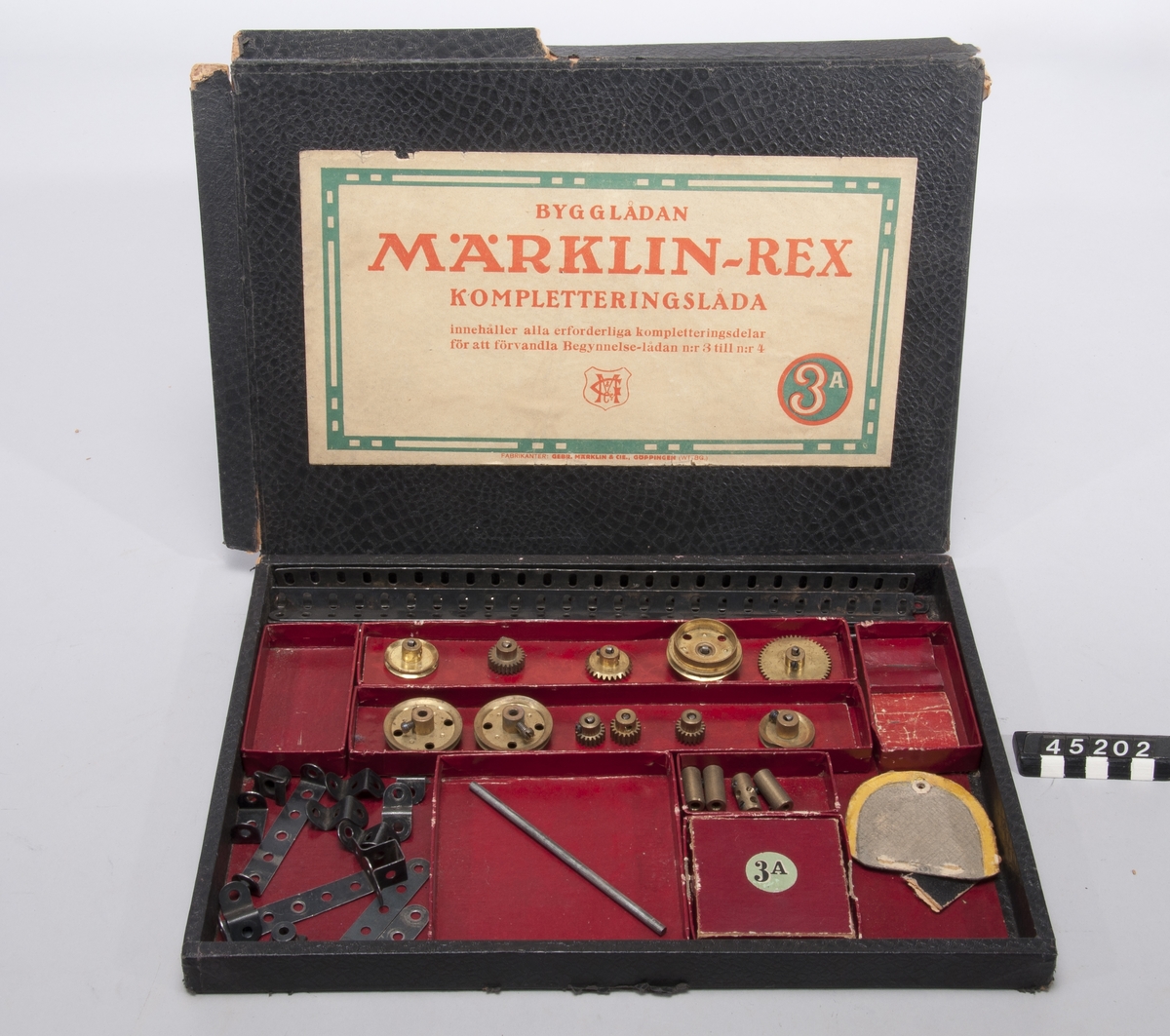 Märklin metallbygglådor, fem stycken: - Märklin Metallbaukasten nr 0 (ca 1919-20) - Märklin-Rex nrs 1, 1A, 2A, 3A (omkring 1920-t mitt)  Innehållet blandat sinsemellan lådorna, ej kompletta satser.