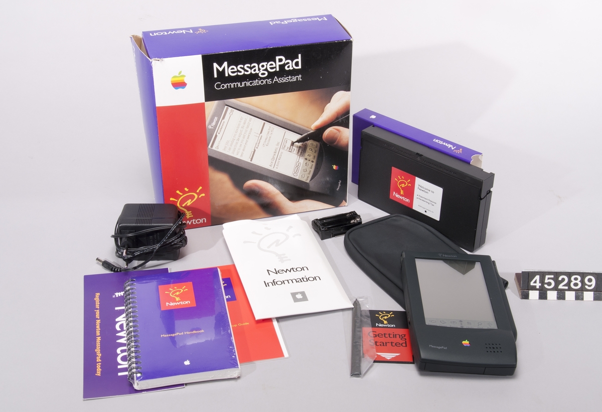 Newton MessagePad i originalförpackning innehållande nätenhet, bruksanvisning, instruktionsvideo samt extra penna.  Typ H1000, nr. S33337J5  4MB RAM, 640K ROM Port för att ansluta extra minne, kommunikationskort för personsökarsystem. Svart/vit tryckkänslig flytkristalldisplay. Teckenigenkänning med "Newton pen". Funktioner som adressbok, anteckningar, uppringningsssistans, kalender. Synkronisering med dator. Med tillhörande modem kan MessagePad sända fax och ansluta till servrar för "electronic mail".