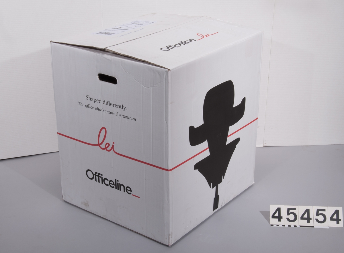 Kontorsstolen LEI är särskilt utformad för kvinnans kropp. I stolsryggen finns en patenterad kudde, LumbarFlex,som ger stöd åt svanken. Andra specialdetaljer är ett scrollreglage som lätt styr ryggstödet och ett tyg som är tryckavlastande och transporterar bort värme och fukt. Stolen har armbågsstöd i stället för armstöd som ger mer plats för lite bredare höfter. Stolen har gungfunktion och anpassar sig automatiskt till kroppsvikten.  Automatisk framåtlutning av sits. Gasreglerad sitthöjd.  Patentsökt för ländryggsstödert LumbarFlex.  Obegagnad, levererad från tillverkaren i förpackning.