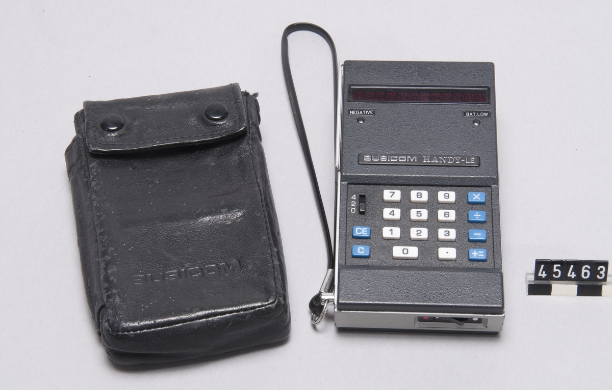 Busicom Handy-LE-120A 1971. Miniräknare av metall och plast med röda LED siffror 12 st. Med 4 st batterier  AM 3...4,  6 volt.  En LED-siffra delvis ur funktion.