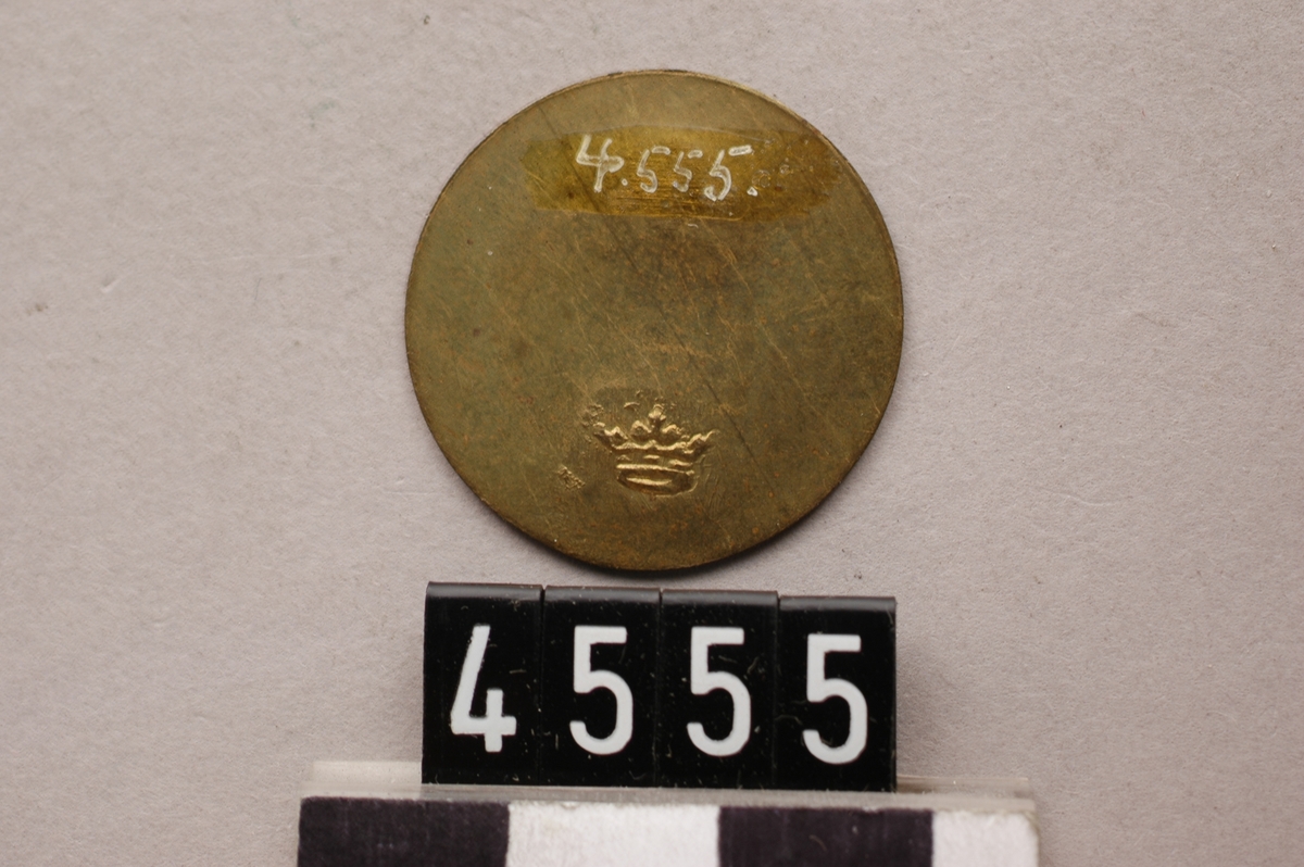 Kolpollett av mässing. N.M. XII, s. 162 n:o 28, liten krona.
