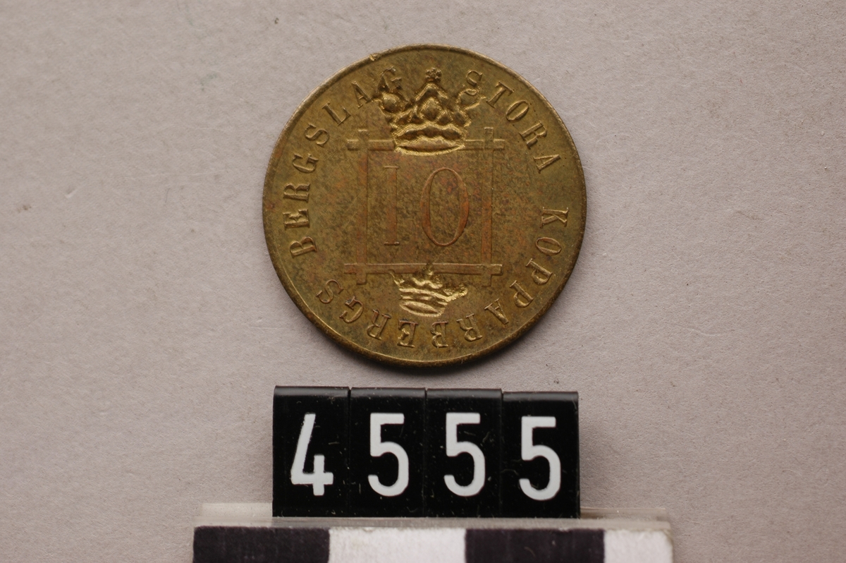 Kolpollett av mässing. N.M. XII, s. 162 n:o 28, liten krona.