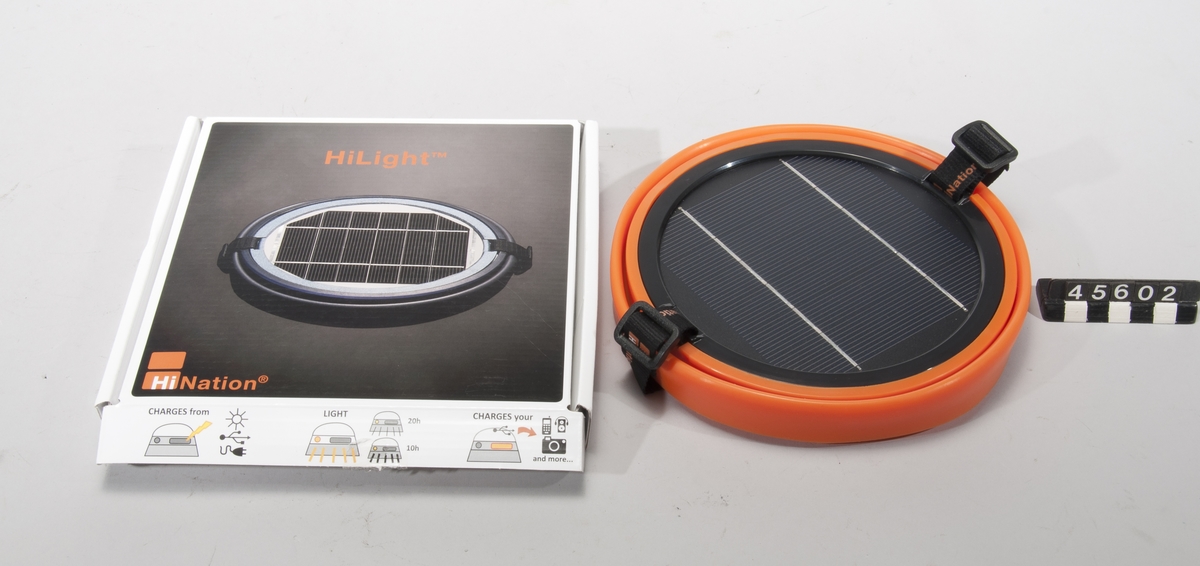 Solcellsdriven lampa HiLight med möjlighet till mobilladdning.  Lampan sprider ljus 360 grader med upp till 20 timmar drifttid per laddning. Livslängden är ca 4 år, med batteridrift upp till 1000 cyklers laddning. Kostnad ca 1500 kr. Märkt 102-1340 O1147.