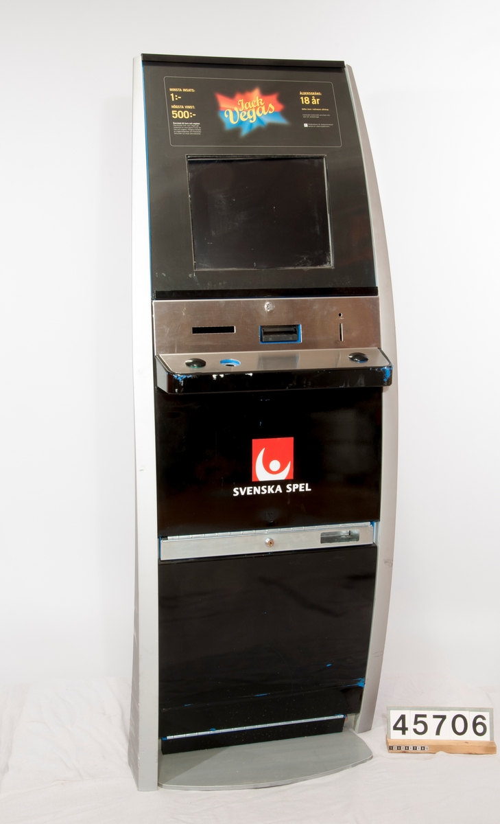 Spelautomat med bildskärm, märkt Jack Vegas. Enligt uppgift en prototyp för spel, med bland annat platt bildskärm. En kronas insats, högsta vinst 500 kronor. Åldersgräns 18 år.